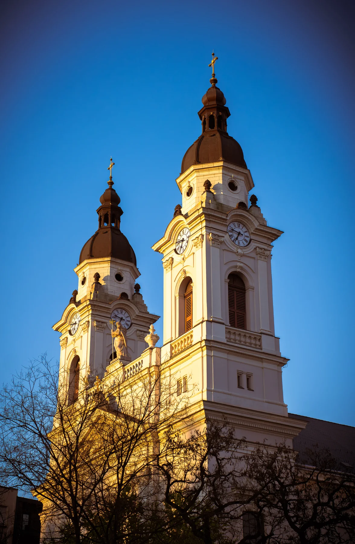 Kéttornyú templom homlokzata kék ég előtt